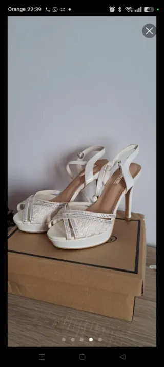 Zapatos de tacón blancos con pedrería