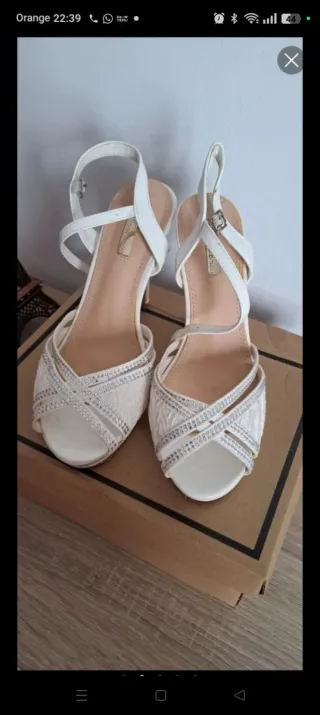 Zapatos de tacón blancos con pedrería