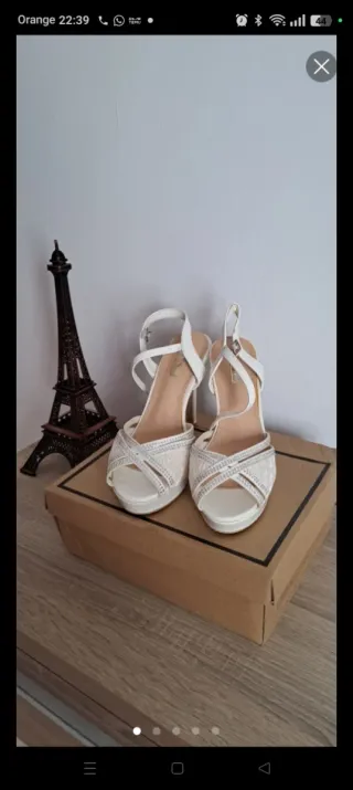 Zapatos de tacón blancos con pedrería
