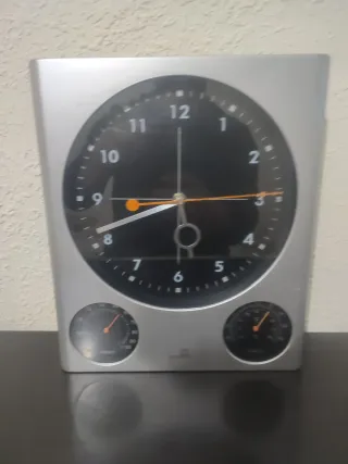 Reloj de pared plateado y negro