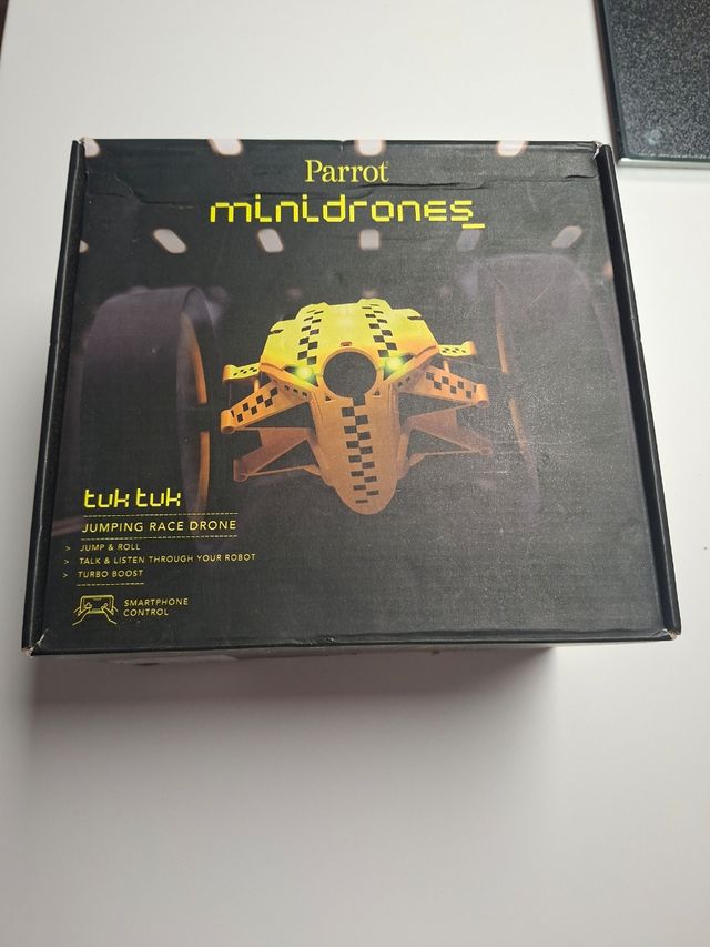 Dron teledirigido Parrot amarillo