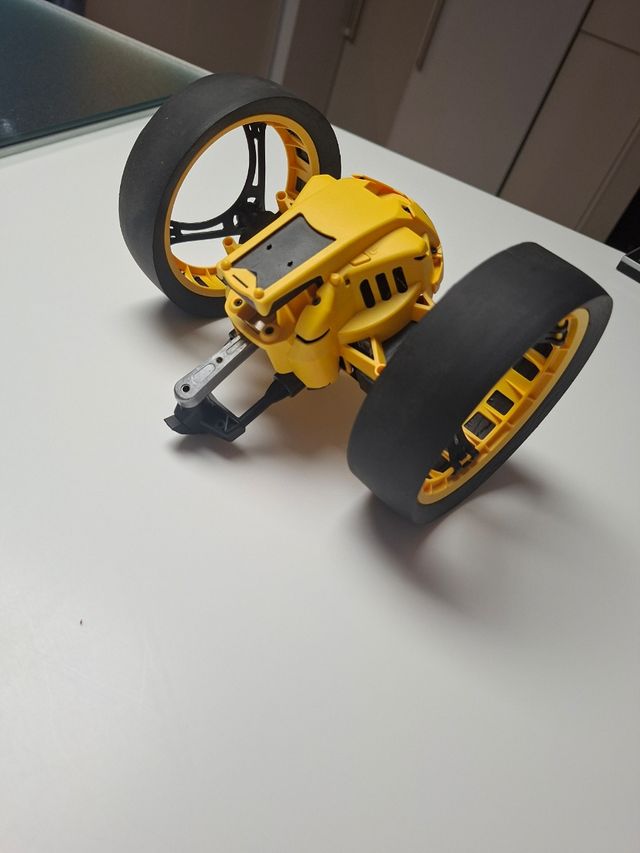 Dron teledirigido Parrot amarillo