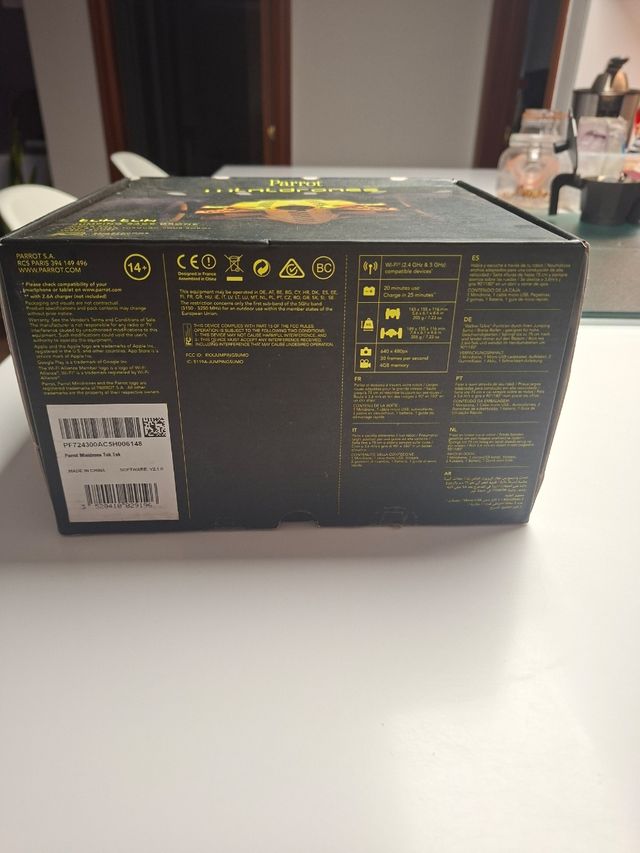 Dron teledirigido Parrot amarillo