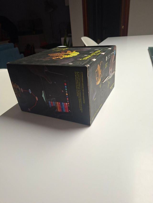 Dron teledirigido Parrot amarillo