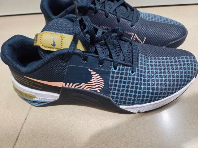 Nike Metcon 8 Azul y Dorado