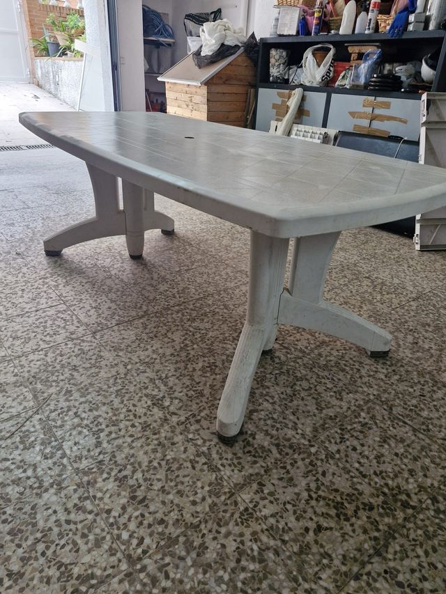 Mesa de exterior blanca de plástico