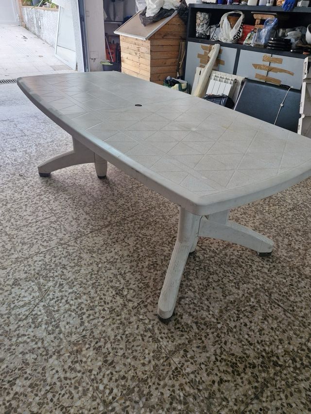 Mesa de exterior blanca de plástico
