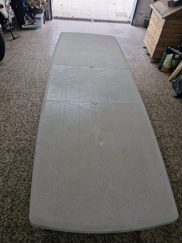 Mesa de exterior blanca de plástico