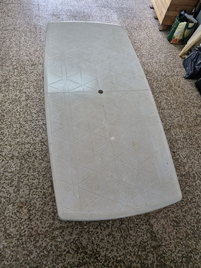 Mesa de exterior blanca de plástico