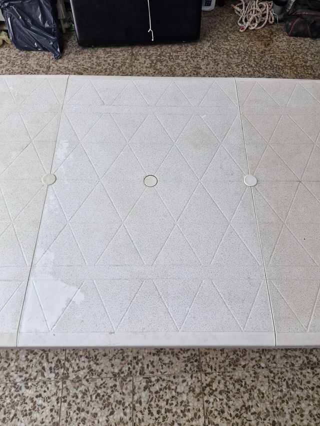 Mesa de exterior blanca de plástico