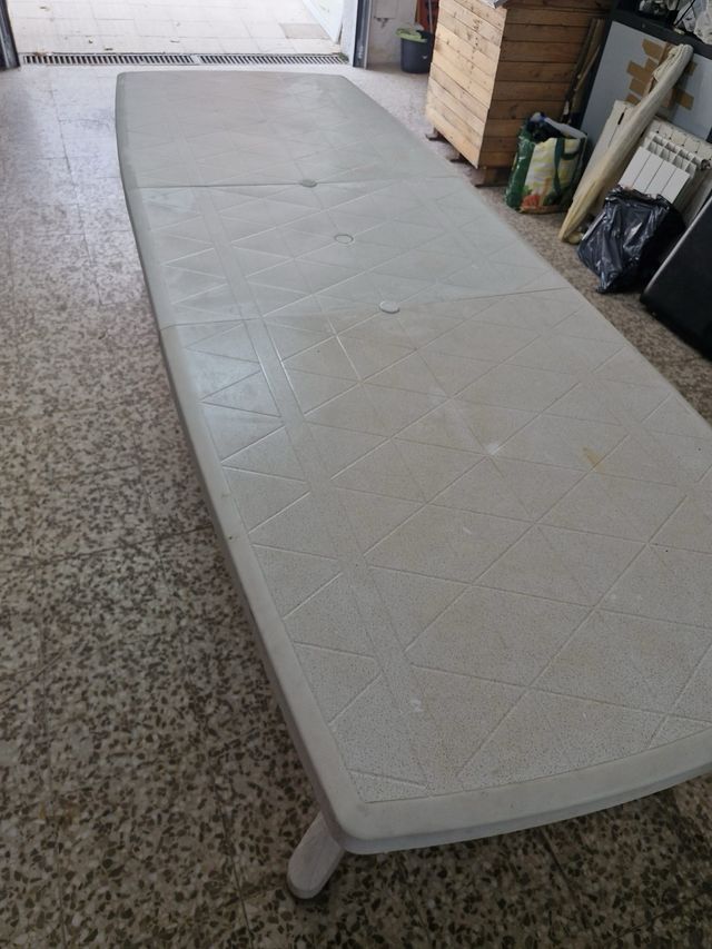 Mesa de exterior blanca de plástico