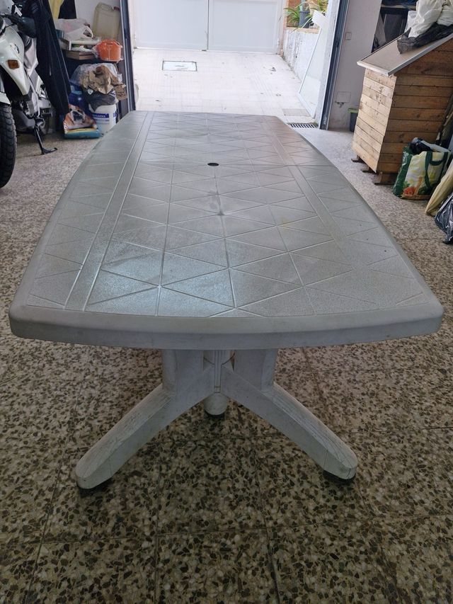 Mesa de exterior blanca de plástico