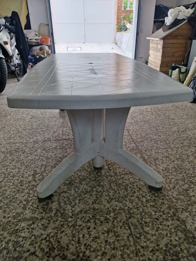 Mesa de exterior blanca de plástico