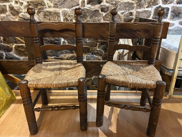 Sillas rústicas de madera y mimbre