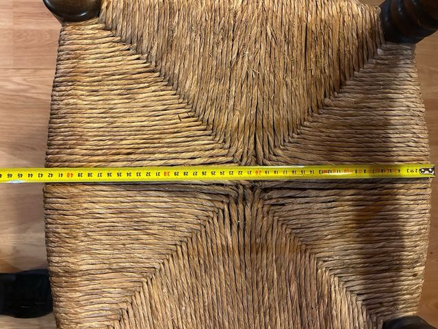 Sillas rústicas de madera y mimbre