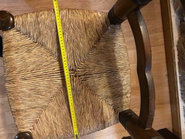 Sillas rústicas de madera y mimbre