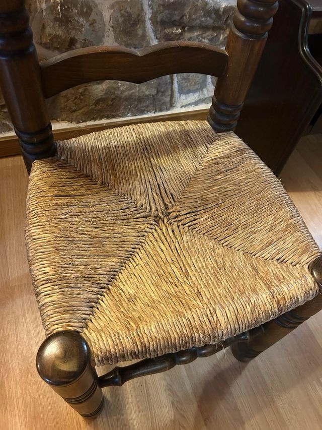 Sillas rústicas de madera y mimbre