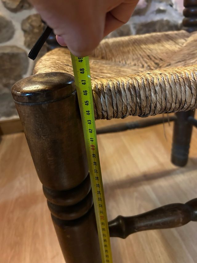 Sillas rústicas de madera y mimbre