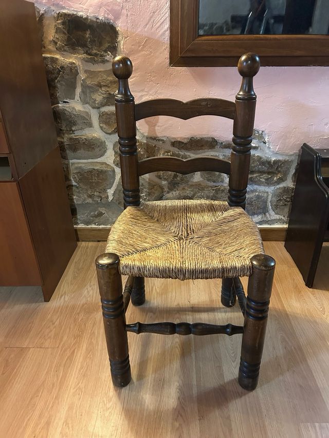 Sillas rústicas de madera y mimbre