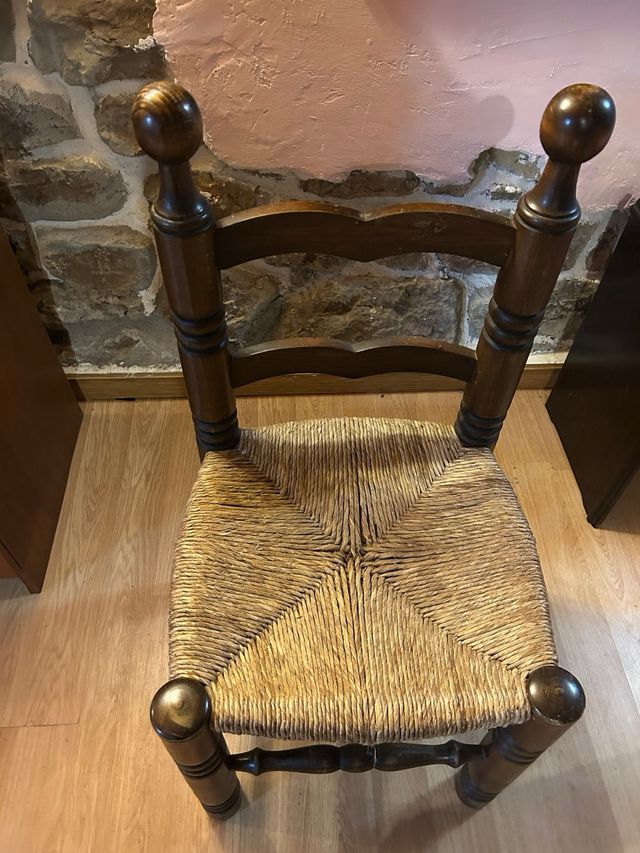 Sillas rústicas de madera y mimbre