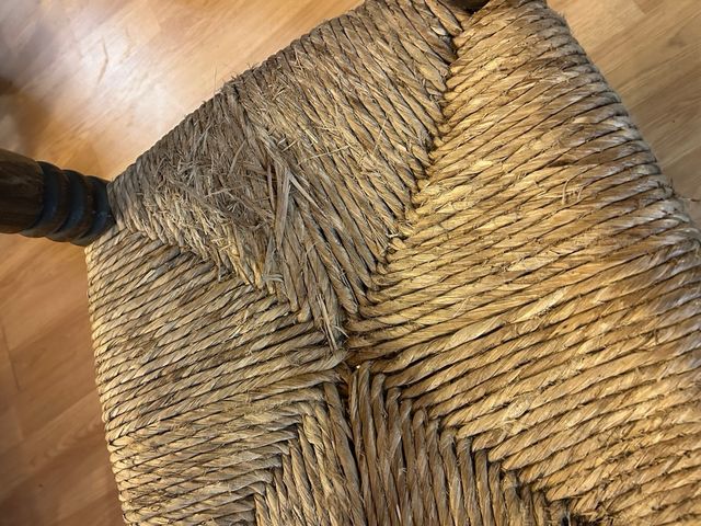 Sillas rústicas de madera y mimbre