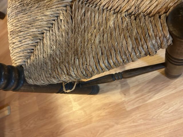 Sillas rústicas de madera y mimbre