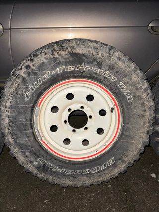 4 Llantas y neumáticos Nissan Patrol