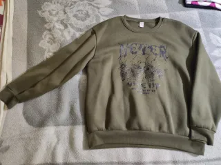 Sudadera verde con estampado de calaveras