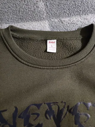 Sudadera verde con estampado de calaveras