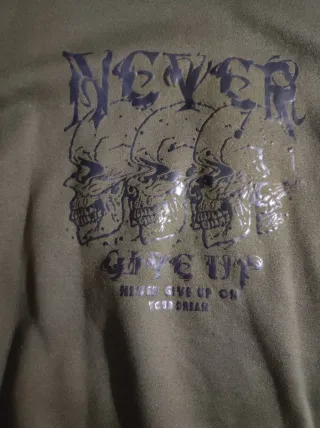 Sudadera verde con estampado de calaveras