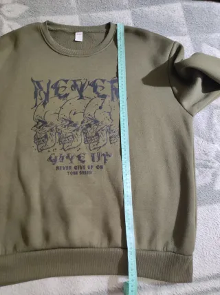 Sudadera verde con estampado de calaveras