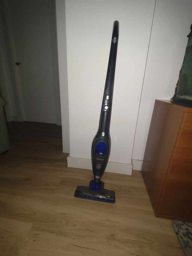 Aspiradora negra vertical y de mano Akitas