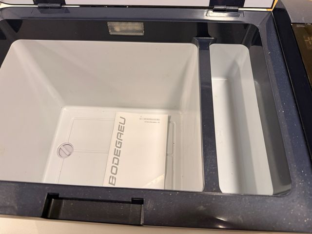 Nevera portátil BODEGREU usada 1 vez 2 enchufes