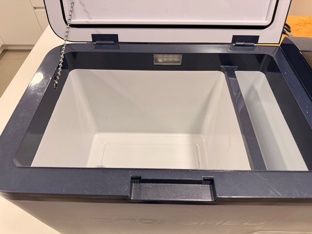 Nevera portátil BODEGREU usada 1 vez 2 enchufes