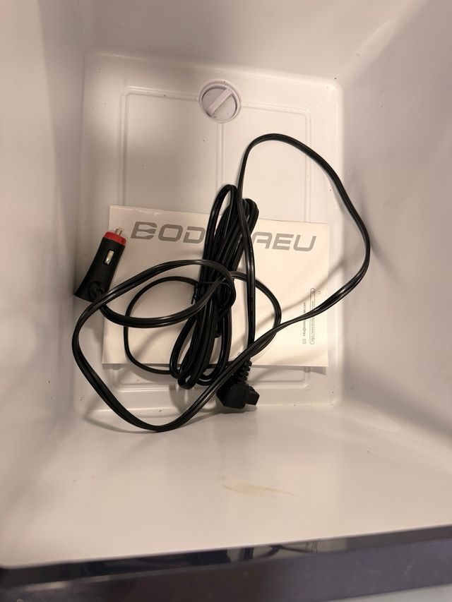 Nevera portátil BODEGREU usada 1 vez 2 enchufes