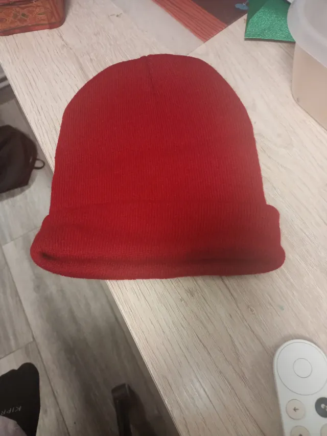 Gorro rojo con bordado