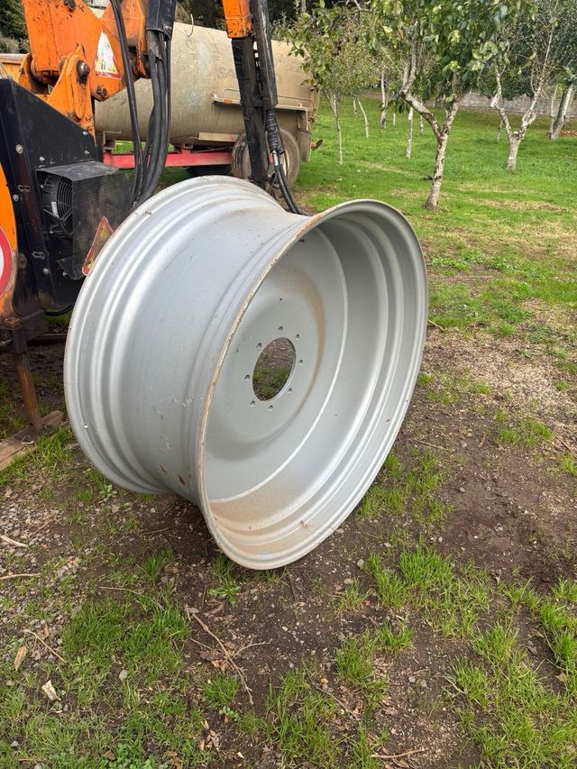 Llanta 42 para rueda 650 Deutz Negociable o cambio