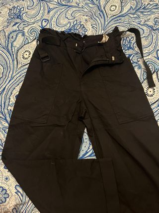 Pantalón negro cargo con cinturón