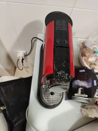 Macchina da caffè Nespresso rossa