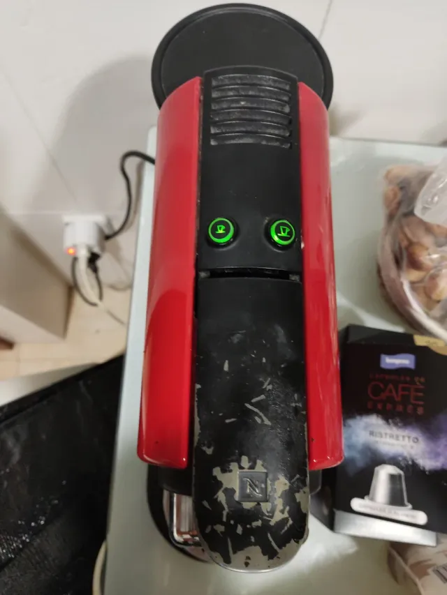 Macchina da caffè Nespresso rossa