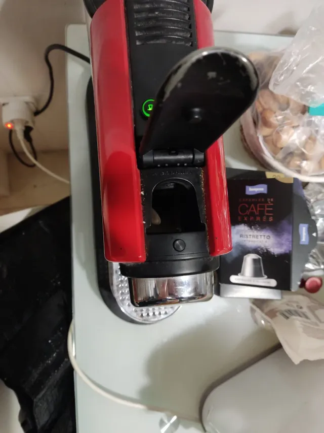 Macchina da caffè Nespresso rossa