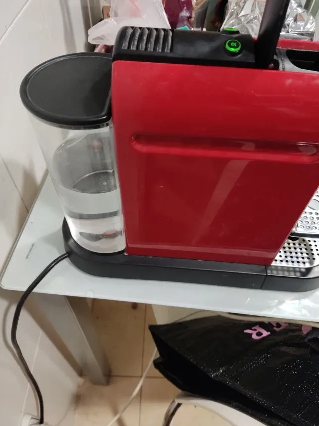 Macchina da caffè Nespresso rossa