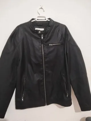 Cazadora efecto piel negra