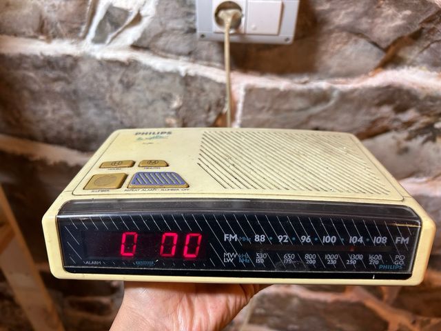 Radio despertador Philips antiguo
