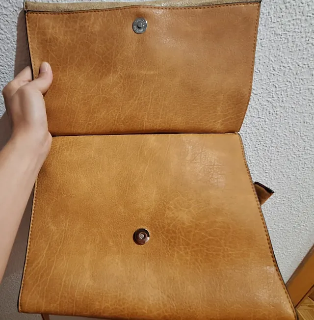 Bolso marrón claro usado una vez