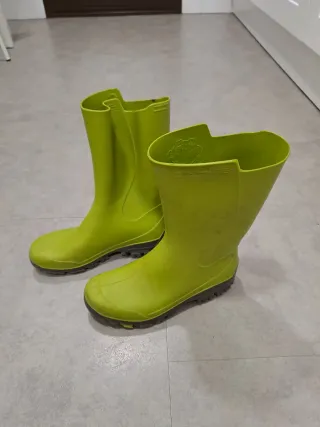 Botas de agua verdes para niño/a. Marca Decathlon.