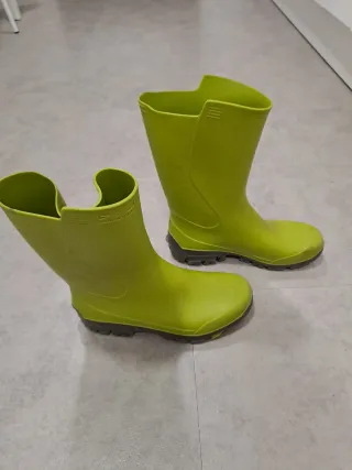 Botas de agua verdes para niño/a. Marca Decathlon.