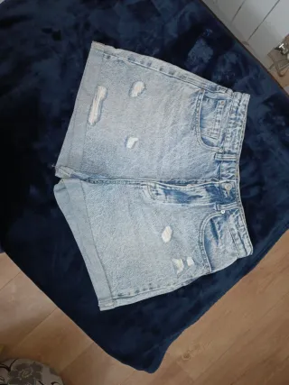 Pantalón corto vaquero desgastado