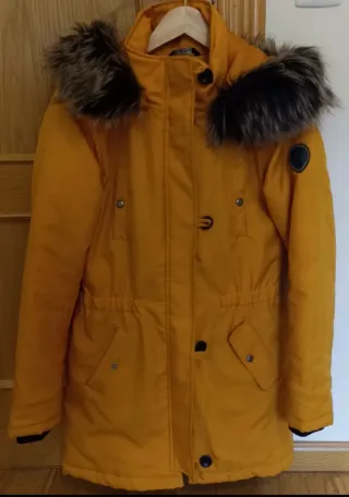Parka amarilla con capucha y pelo