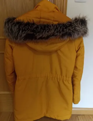 Parka amarilla con capucha y pelo